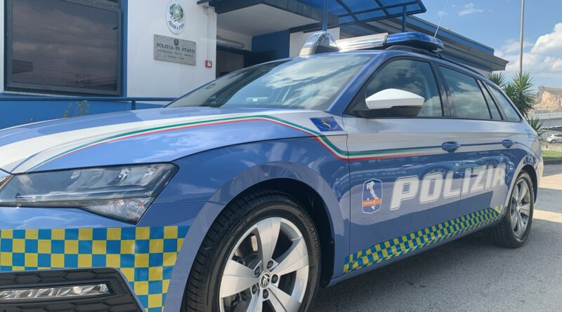 Truffano una donna di 85 anni di Fermo, arrestate in autostrada dalla Polizia di Stato.