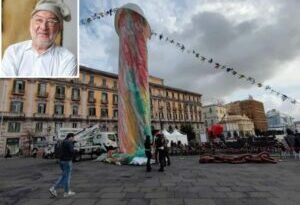 TU NUN SI CCHIU’ PULECENELLA !! Riflessioni a margine della nuova installazione artistica in Piazza Municipio di Tony Fabrizio 