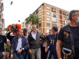 A Valencia una domenica di lacrime e rabbia: sotto il fango la gente ha perso tutto