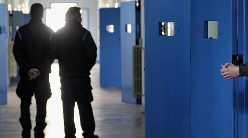 A VOLTE MI VIENE IL DUBBIO SE SONO PIU’ CRIMINALI I DETENUTI O GLI AGENTI DI CUSTODIA/ Violenze e torture nel carcere di Trapani, 46 poliziotti indagati Per 11 sono scattati gli arresti domiciliari, per altri 14 la sospensione dal servizio Giuseppe Marinaro 20 novembre 2024