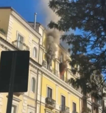 Caserta. Improvviso incendio in un palazzo sul Corso Trieste